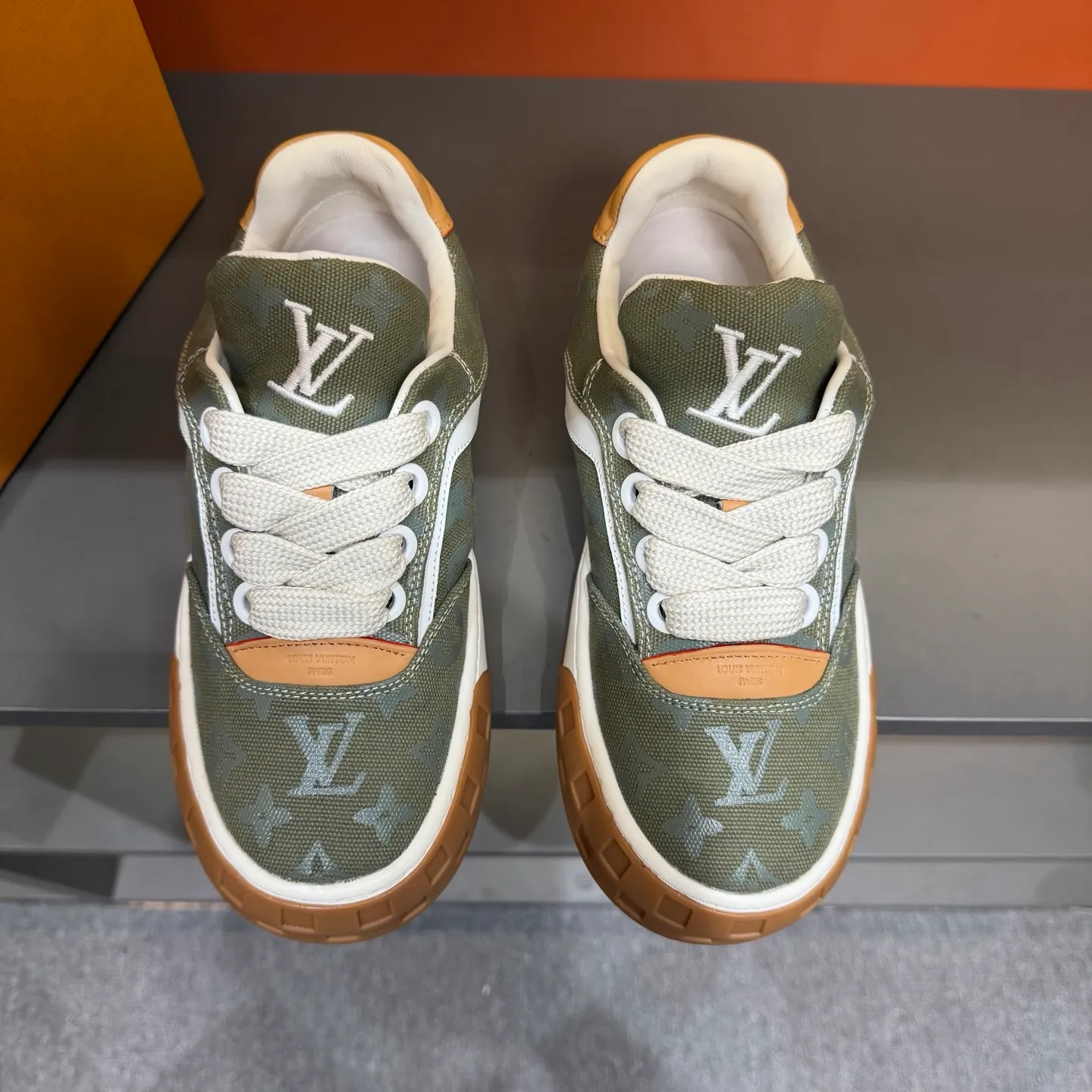 Factory price: 480💰Top version LV-Louis Vuitton-classic catwalk new model, empty glue process, original version 1:1 development! ! The upper foot is very comfortable. It is made of luxurious materials and fine workmanship. The midsole is printed with English letters "Made in Europe". The upper is made of calfskin imported from Italy. The side is decorated with the brand's LOGO and signature. The latest latex foot pads and mesh lining make the foot feel super comfortable. Original factory special supply of original two-color T men's shoes 💰U combination outsole. Bag technology Goodyear stitched edges Fabric: Exclusive custom first-layer cowhide Accessories: Exclusive private model Vuitton logo, lining: Customized silk mesh lining - first-layer silk cowhide lining Outsole: T men's shoes 💰U combination outsole wear-resistant, non-slip and anti-yellowing Foot pads: new latex pad-mesh sweat-absorbent Technology: fully computerized sewing machine wire drawing Toe cap Back cover Hot and cold shaping Full set of pull-top lasts, medium and low logo pattern, code number: 38-44, customized 45